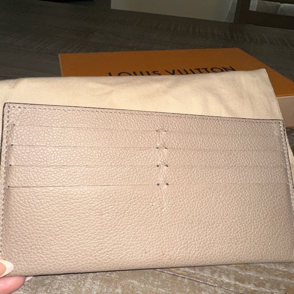 Louis Vuitton Tan Crossbody Bag with Embossed Monogram - Picture 6 of 9